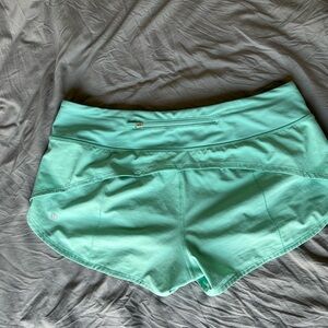 Lululemon Washed Marsh Size 8 2.5” Speed Up shorts